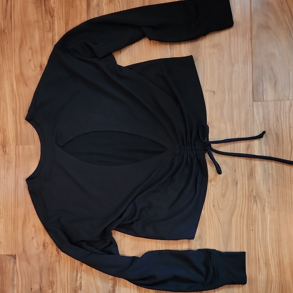 Marika Exercise Shirt Black Open Back Long sleeve Croptop Keyhole Back Sexy gym